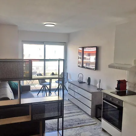 Beachfront On Promenade Des アパート *