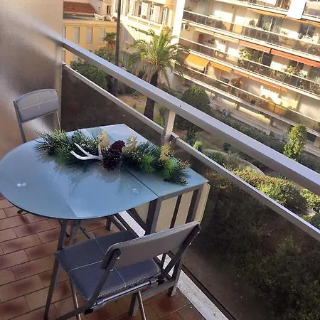 Beachfront On Promenade Des Appartamento