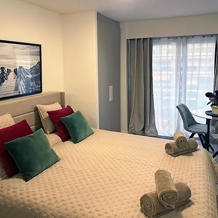 Beachfront On Promenade Des דירה *